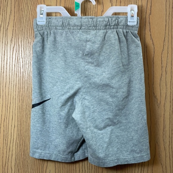Nike Boys Shorts Sz Medium - Picture 2 of 3